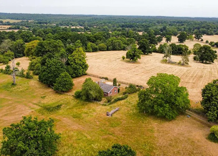 Secluded 3 Bed Cottage In Private Parkland